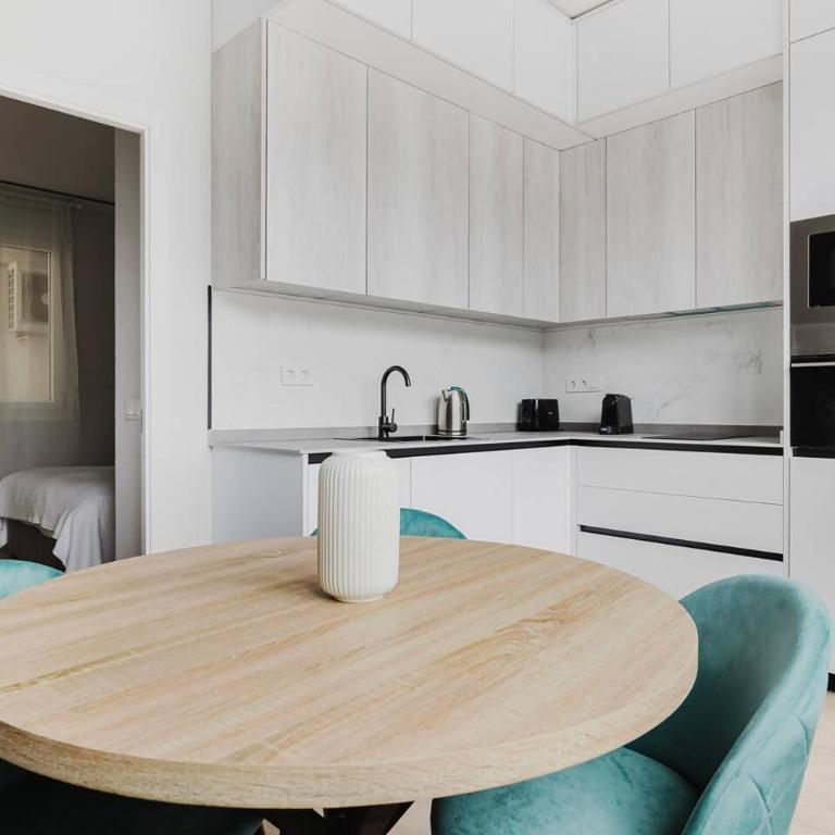 Apartamento 6 - Luminoso en Castellana - 4 Torres - Two-Bedroom Apartment - 4