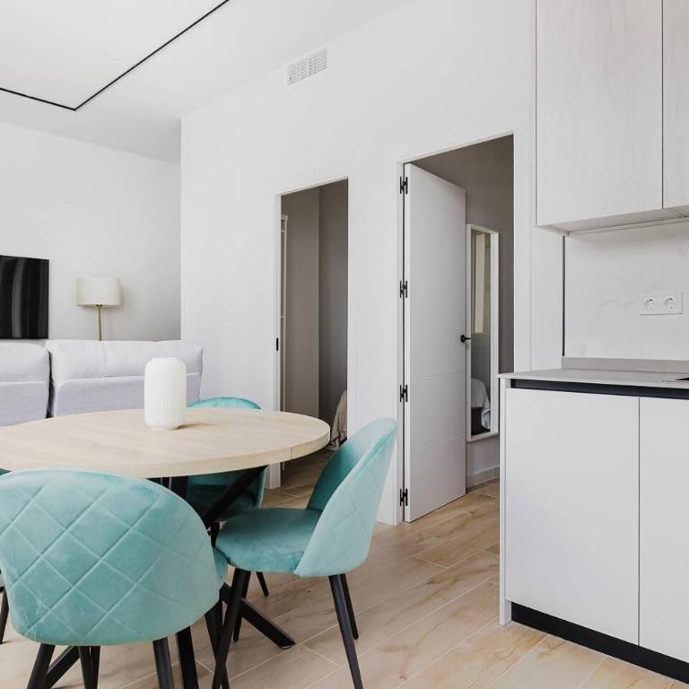 Apartamento 6 - Luminoso en Castellana - 4 Torres - Two-Bedroom Apartment - 5