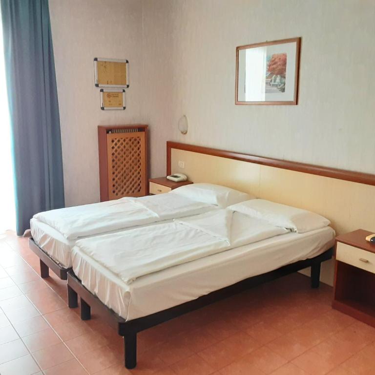 Hotel Florida - Camera Doppia con Letti Singoli con Bagno Privato - 4
