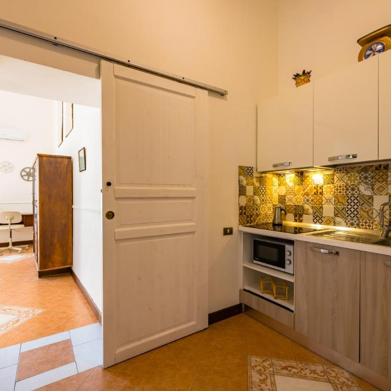 La Casa di Famiglia by NapoliApartments - Apartment - 2
