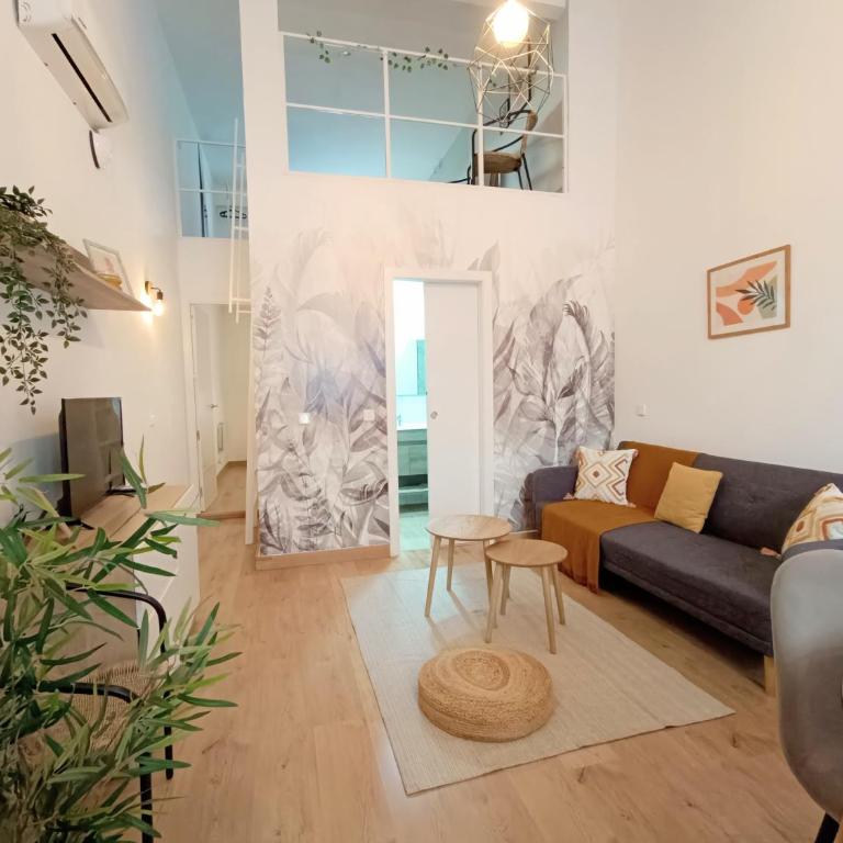 Comfy loft, 6 metro stops from downtown, AC & WiFi - Two-Room Apartment - 9