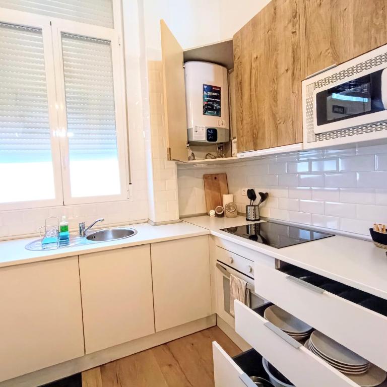 Comfy loft, 6 metro stops from downtown, AC & WiFi - Two-Room Apartment - 12
