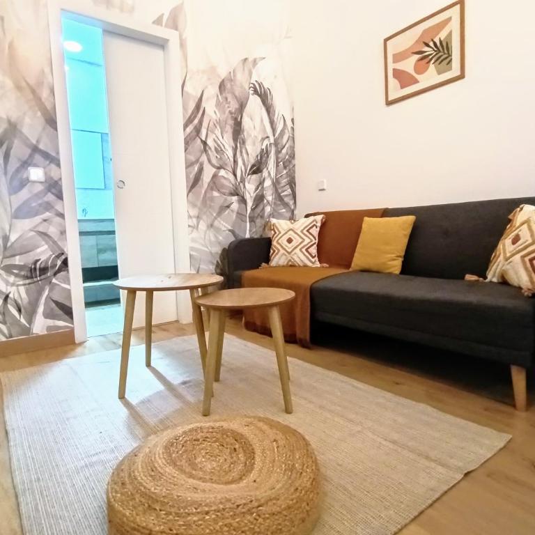 Comfy loft, 6 metro stops from downtown, AC & WiFi - Two-Room Apartment - 16
