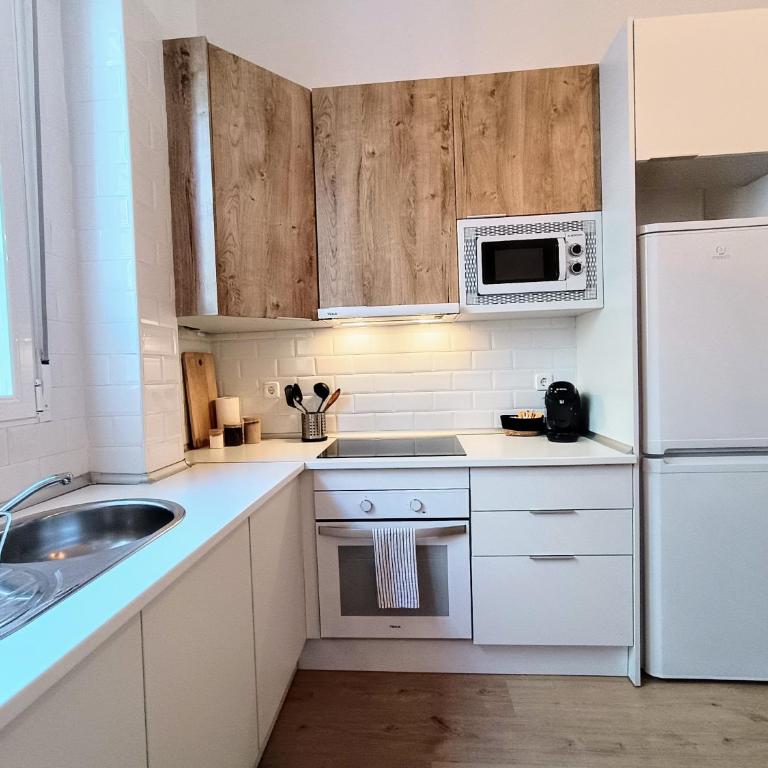 Comfy loft, 6 metro stops from downtown, AC & WiFi - Two-Room Apartment - 11