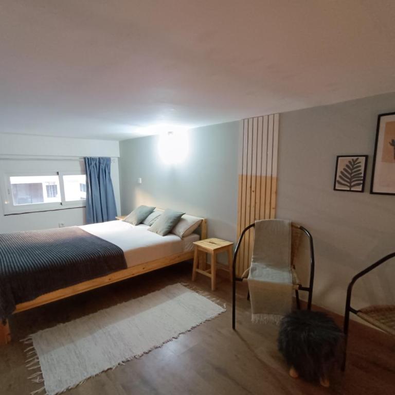 Comfy loft, 6 metro stops from downtown, AC & WiFi - Two-Room Apartment - 26