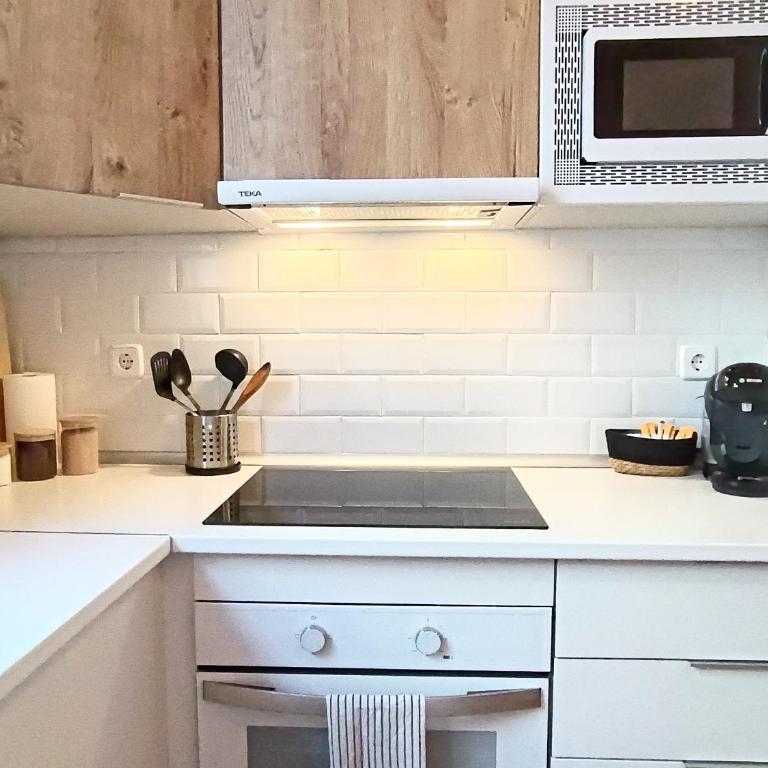 Comfy loft, 6 metro stops from downtown, AC & WiFi - Two-Room Apartment - 13