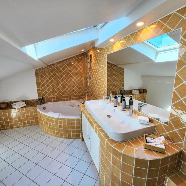 La Belle Aurore - Deluxe Suite with Terrace and Sea View - 5