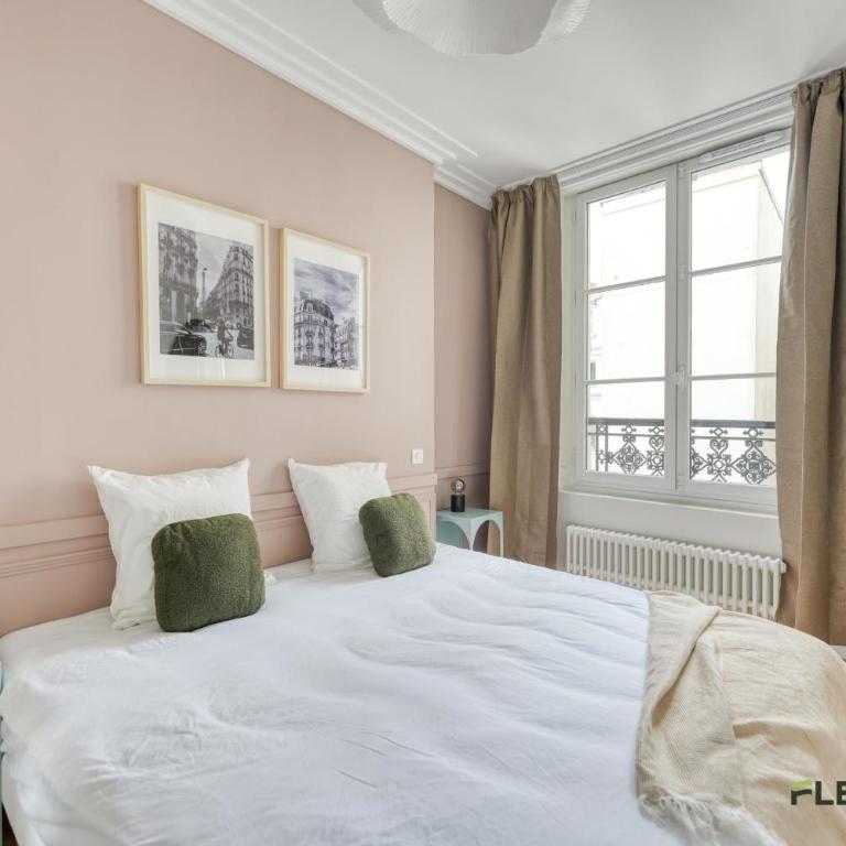 Bright 2-Bedroom Apartment 1 Living Room 2 Bedrooms 50 m Paris 9th - Appartement - 2