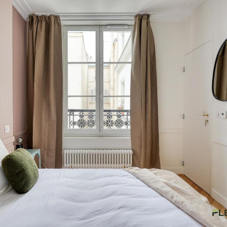 Bright 2-Bedroom Apartment 1 Living Room 2 Bedrooms 50 m Paris 9th - Appartement - 3