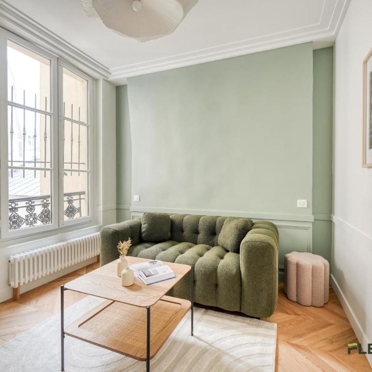 Bright 2-Bedroom Apartment 1 Living Room 2 Bedrooms 50 m Paris 9th - Appartement - 1