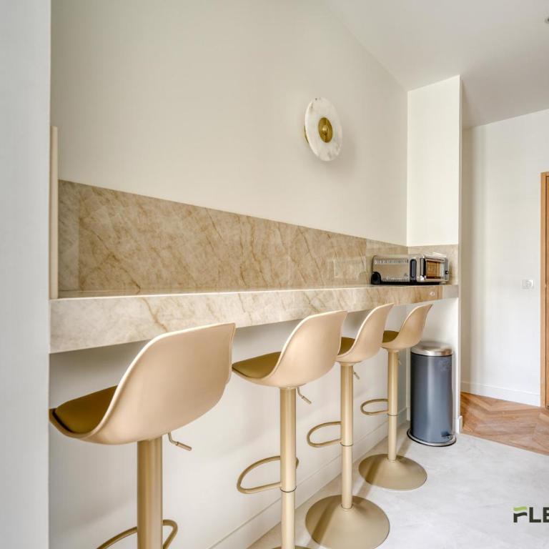 Bright 2-Bedroom Apartment 1 Living Room 2 Bedrooms 50 m Paris 9th - Appartement - 6