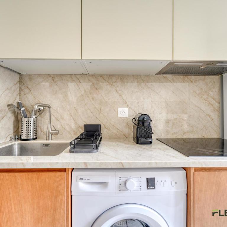 Bright 2-Bedroom Apartment 1 Living Room 2 Bedrooms 50 m Paris 9th - Appartement - 8