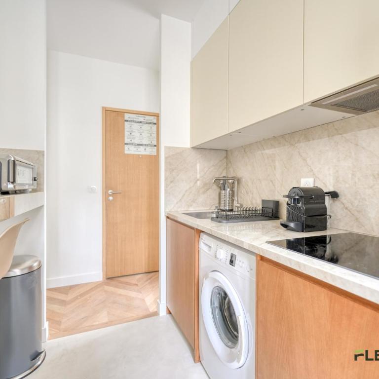 Bright 2-Bedroom Apartment 1 Living Room 2 Bedrooms 50 m Paris 9th - Appartement - 9