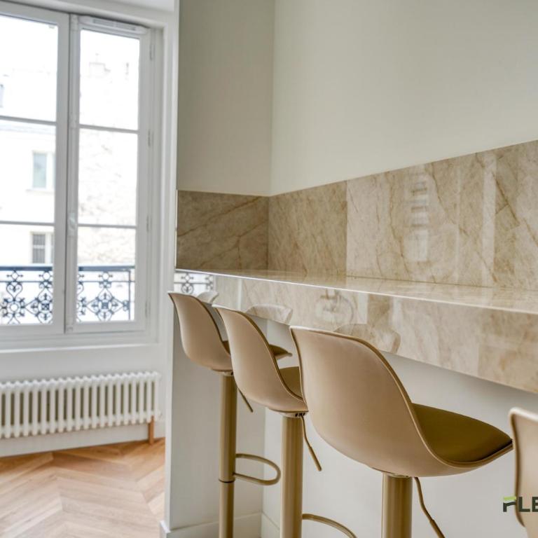 Bright 2-Bedroom Apartment 1 Living Room 2 Bedrooms 50 m Paris 9th - Appartement - 11