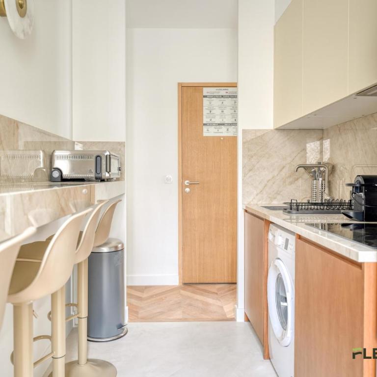 Bright 2-Bedroom Apartment 1 Living Room 2 Bedrooms 50 m Paris 9th - Appartement - 12