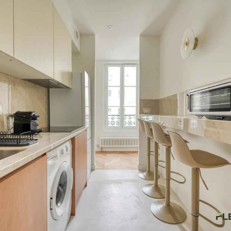 Bright 2-Bedroom Apartment 1 Living Room 2 Bedrooms 50 m Paris 9th - Appartement - 13