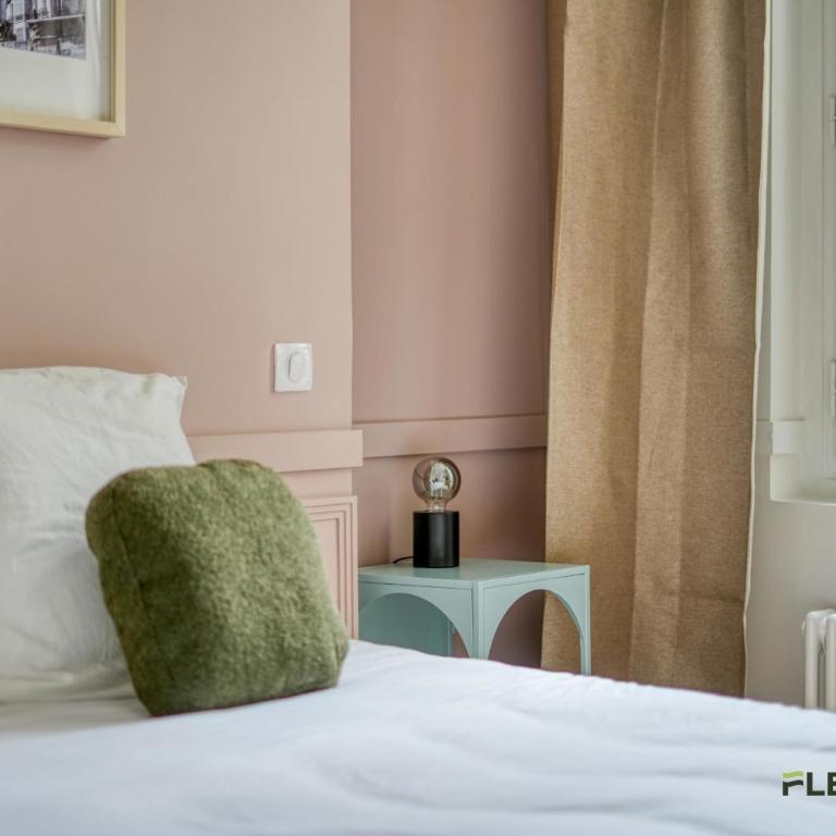 Bright 2-Bedroom Apartment 1 Living Room 2 Bedrooms 50 m Paris 9th - Appartement - 25