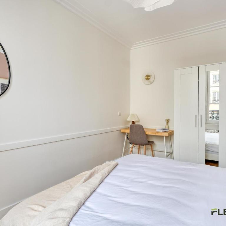 Bright 2-Bedroom Apartment 1 Living Room 2 Bedrooms 50 m Paris 9th - Appartement - 26
