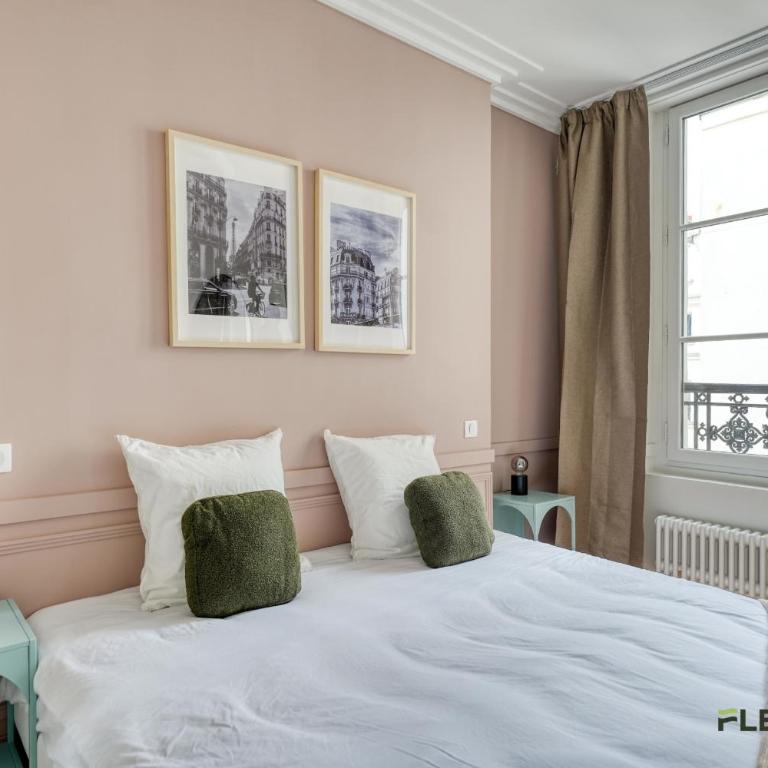 Bright 2-Bedroom Apartment 1 Living Room 2 Bedrooms 50 m Paris 9th - Appartement - 28