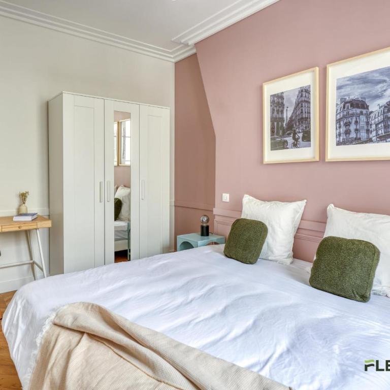 Bright 2-Bedroom Apartment 1 Living Room 2 Bedrooms 50 m Paris 9th - Appartement - 31