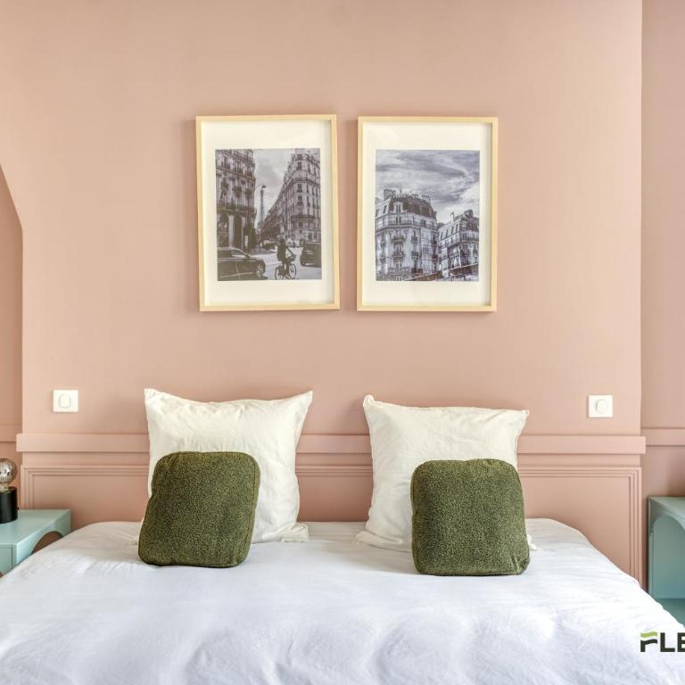 Bright 2-Bedroom Apartment 1 Living Room 2 Bedrooms 50 m Paris 9th - Appartement - 32
