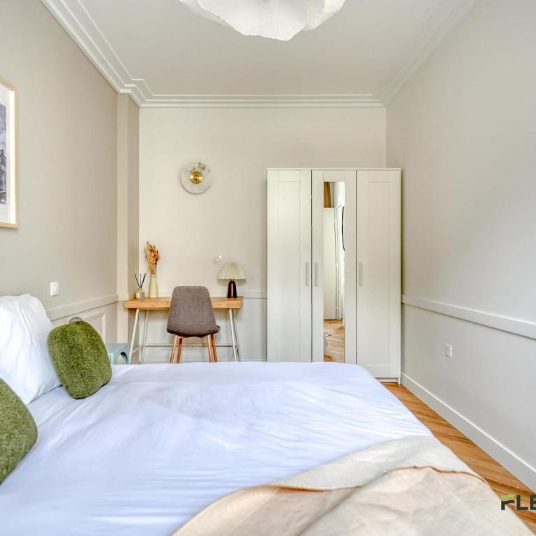Bright 2-Bedroom Apartment 1 Living Room 2 Bedrooms 50 m Paris 9th - Appartement - 35