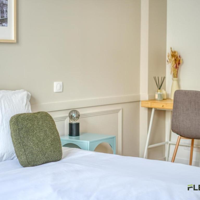 Bright 2-Bedroom Apartment 1 Living Room 2 Bedrooms 50 m Paris 9th - Appartement - 37