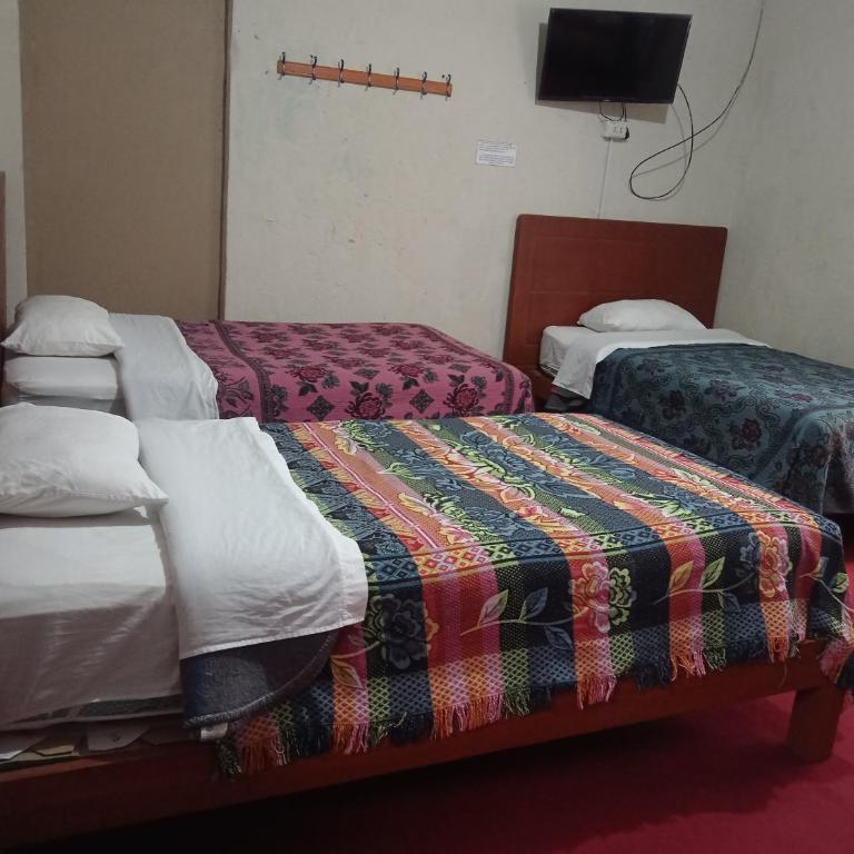 Hostel Fuentes - Economy Quadruple Room with Shared Bathroom - 3