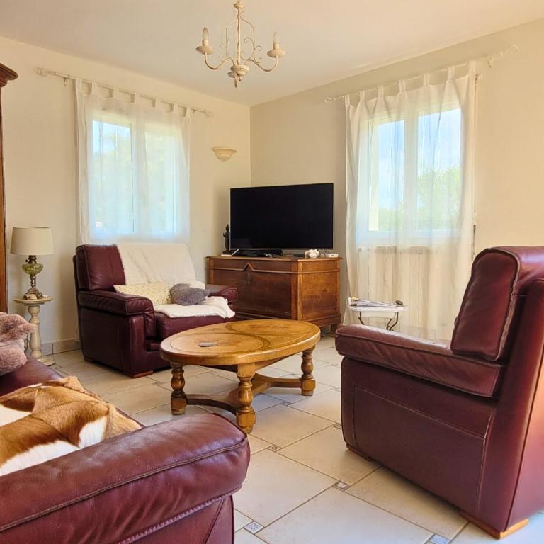 MENGINE - Jolie maison avec piscine - Three-Bedroom House - 3