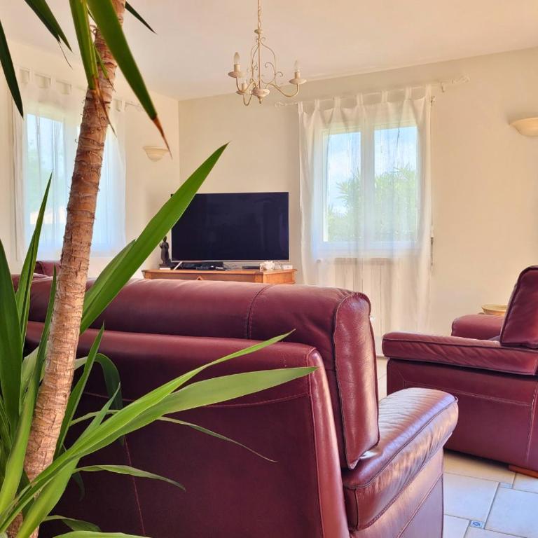 MENGINE - Jolie maison avec piscine - Three-Bedroom House - 8