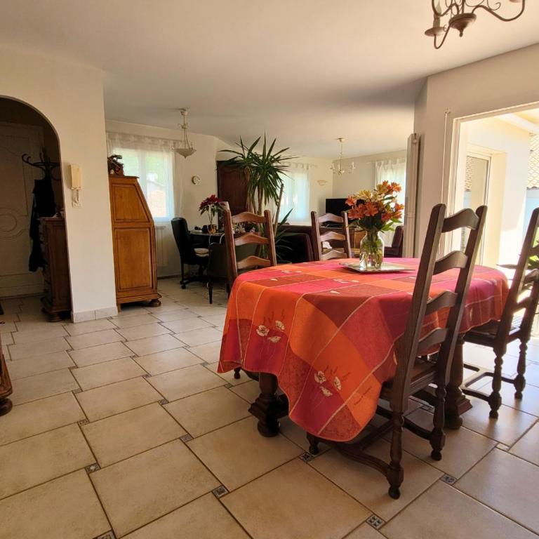 MENGINE - Jolie maison avec piscine - Three-Bedroom House - 10