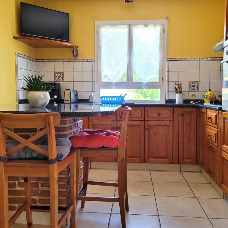 MENGINE - Jolie maison avec piscine - Three-Bedroom House - 11