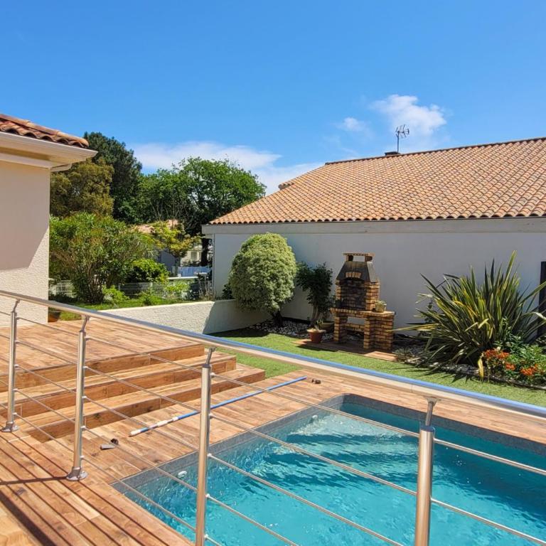 MENGINE - Jolie maison avec piscine - Three-Bedroom House - 17