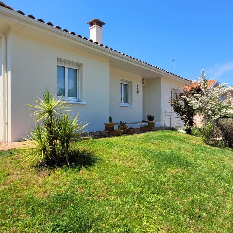 MENGINE - Jolie maison avec piscine - Three-Bedroom House - 16