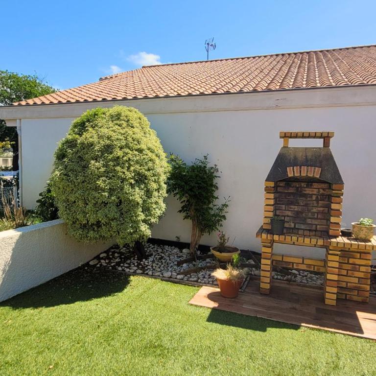 MENGINE - Jolie maison avec piscine - Three-Bedroom House - 19