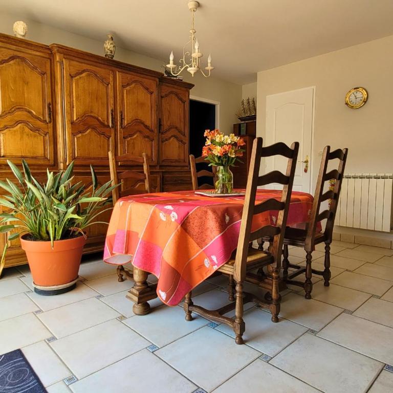 MENGINE - Jolie maison avec piscine - Three-Bedroom House - 21