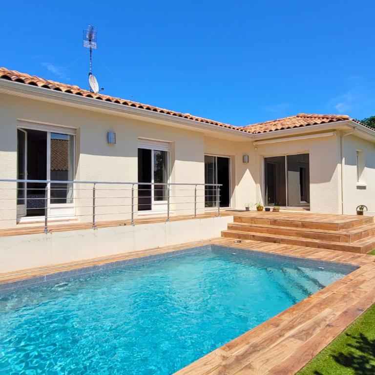 MENGINE - Jolie maison avec piscine - Three-Bedroom House - 1