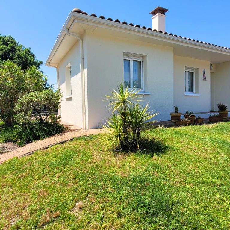 MENGINE - Jolie maison avec piscine - Three-Bedroom House - 26