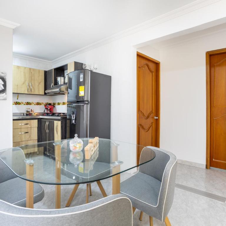 Parque de Envigado a 350 mts, 2bd, 500mb internet - Two-Bedroom Apartment - 11
