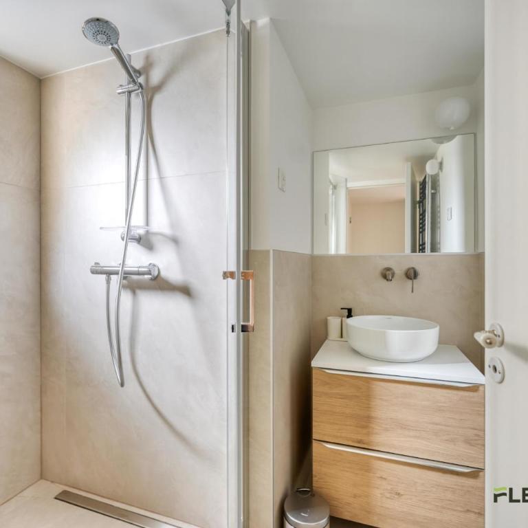 Bright 2-Bedroom Apartment 1 Living Room 2 Bedrooms 51 m Paris 9th - Apartamento - 10