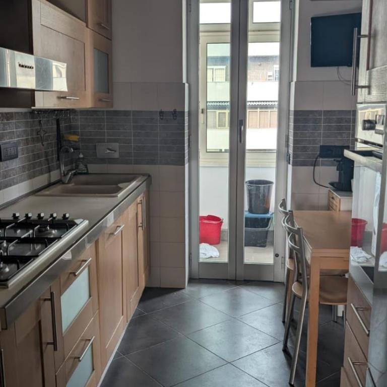 Appia Nuova Lucrezia Apartment - Camera Doppia con Letti Singoli con Vista Città - 2