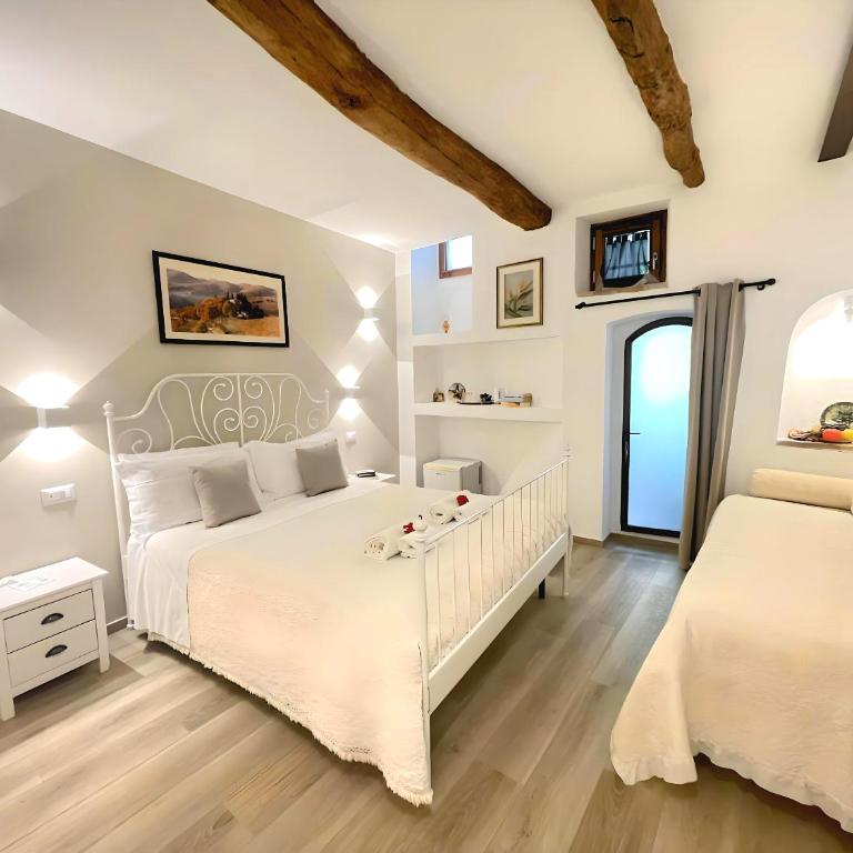 La Casa di Ines - Triple Room with Private Bathroom - 1