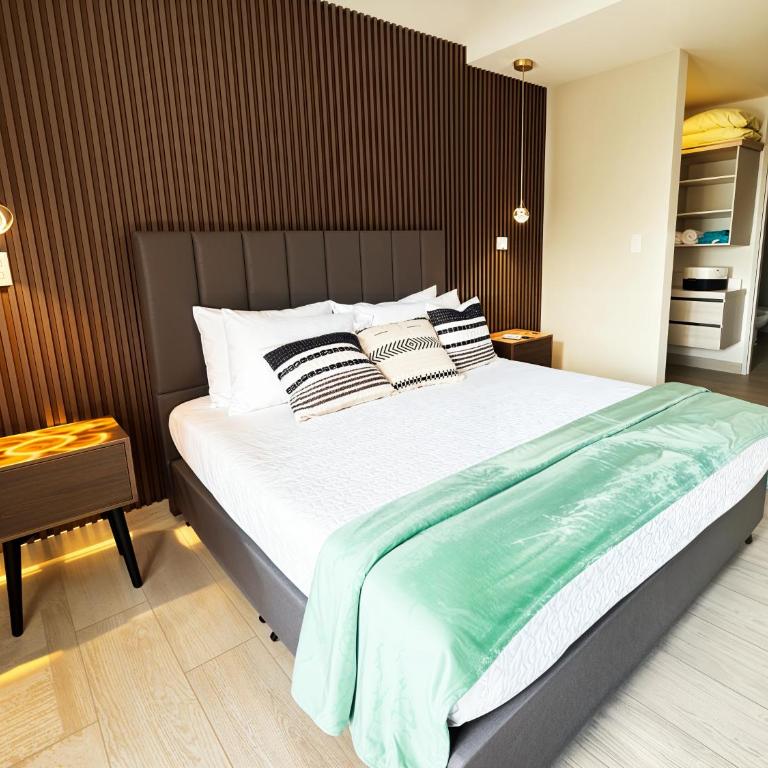 Dominique Luxury - 1 BR - Private Jacuzzi - 13th Floor - One-Bedroom Apartment - 18