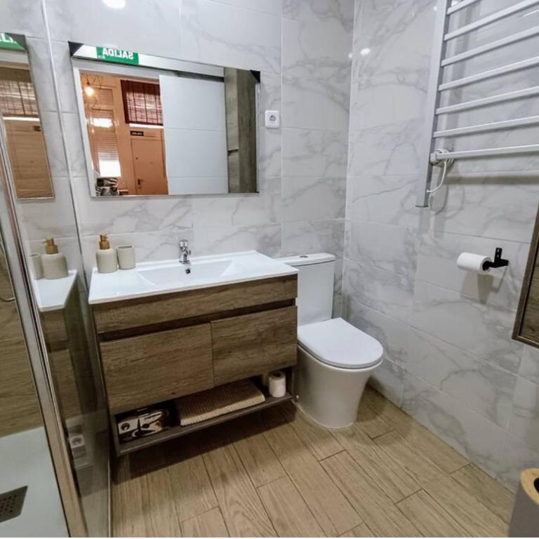 Comfy loft, 6 metro stops from downtown, AC & WiFi - Two-Room Apartment - 29
