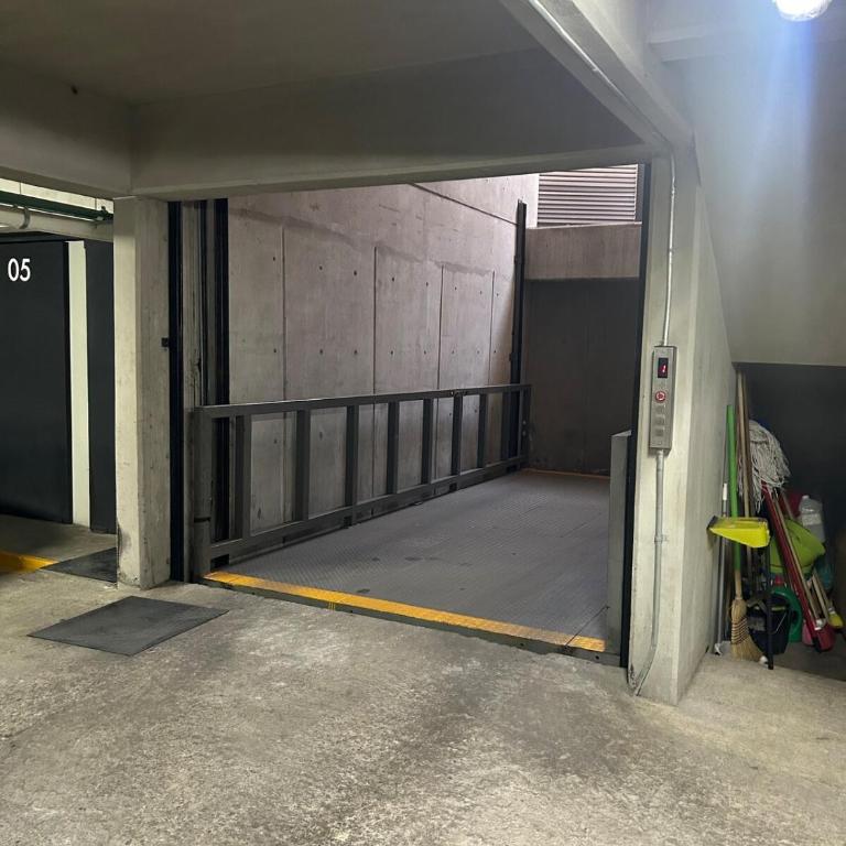 Modern loft 2 blocks from WTC with parking - One-Bedroom Apartment - 10