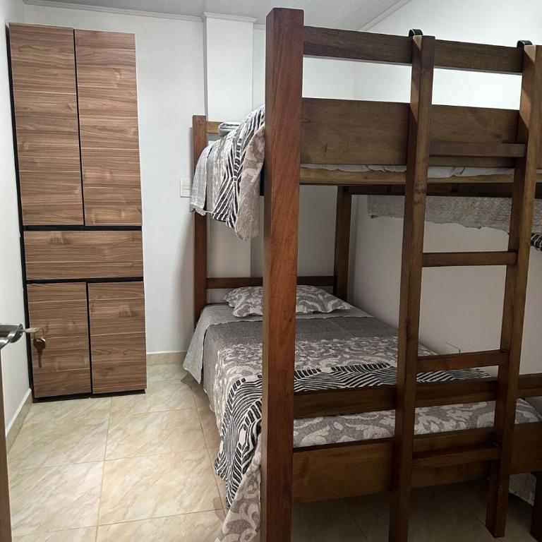 Apartamento familiar en el centro de Pereira - Three-Bedroom Apartment with Balcony - 9