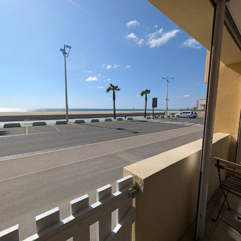 Appartement T2 Front de Mer avec Balcon et Parking – Confort et Activités à Proximité - FR-1-797-37 - Appartement - 17