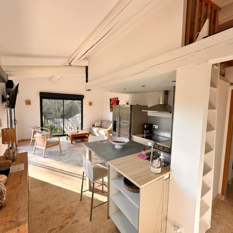 La maison d'HamiH "Gîte et Chambres d'hôtes - Studio - Vue sur Piscine - 26