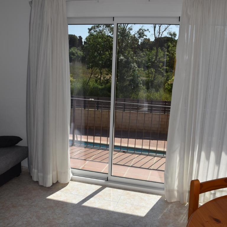 Apartamentos Les Palmeres - Apartamento de 2 dormitorios con vistas a la piscina y balcón (4 adultos) - 10