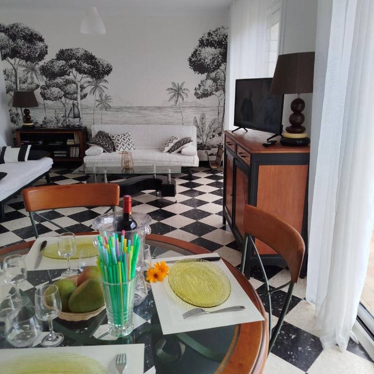 Villa climatisée, proche mer, 2 grands appartements indépendants, parking, WIFI - Maison 2 Chambres - 11